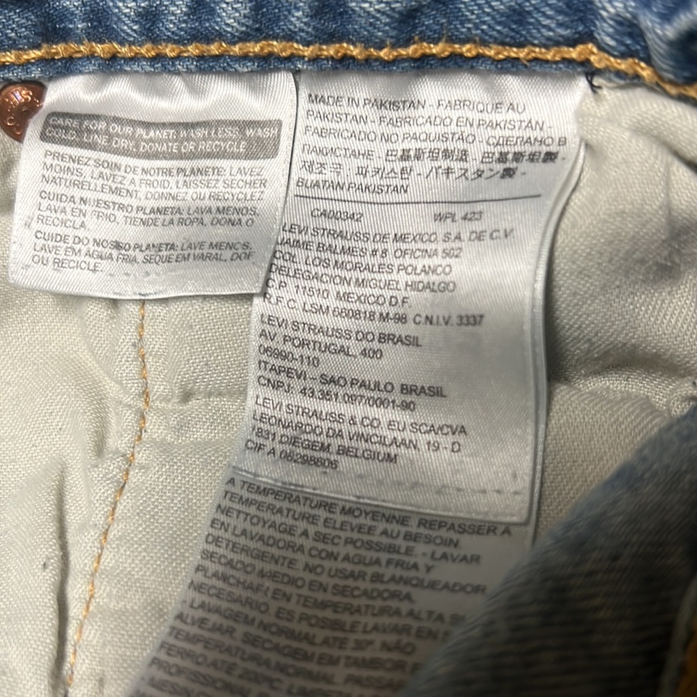 Levi’s 501 men’s blue jeans. Good condition. Flaw ripped sewn on outside label. - Picture 3 of 6